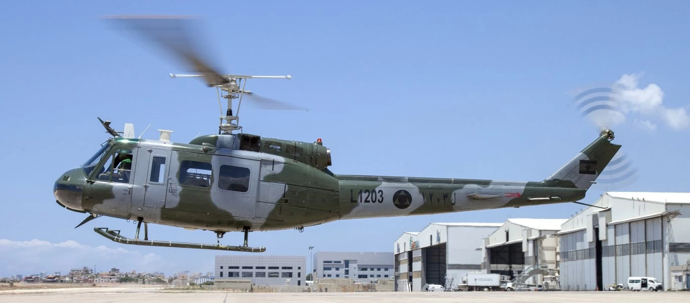 Βυρηττός: Ελικόπτερα του Στρατού με μεγάφωνα καλούν τον κόσμο να μείνει στα σπίτια του